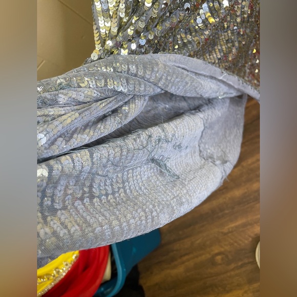 Mac Duggal 4707 Sequin Stripe Platinum Metallic V-Neck Gown Size 12 - Picture 8 of 13